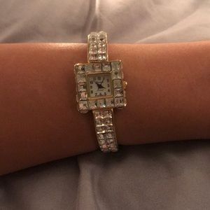 You need some pretty expensive watch 🍃